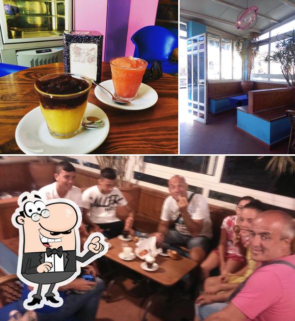 Dai un'occhiata agli interni di Bar Birimbao