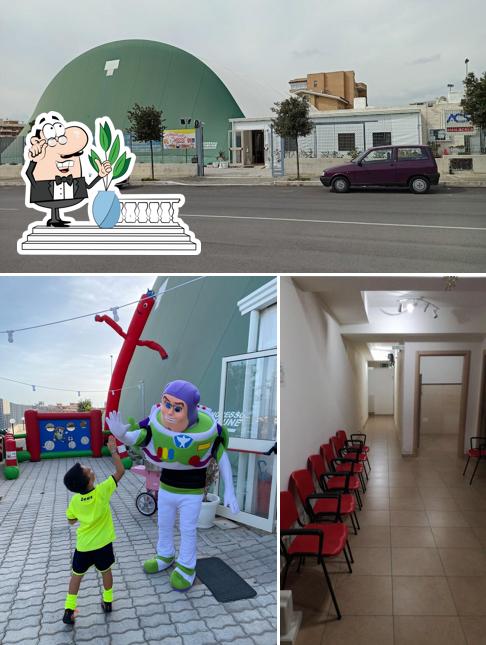 CENTRO SPORTIVO POLIVALENTE "PASQUALE TOMAIUOLO" si caratterizza per la esterno e interni