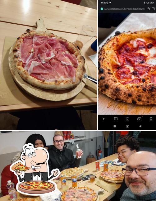 Ordina tra le svariate varianti di pizza