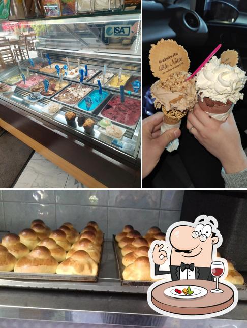 Tra le varie cose da Gelateria e Pasticceria Blu Notte si possono trovare la cibo e interni