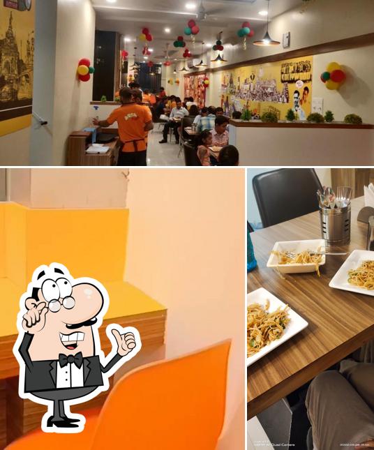 The interior of Dosa Plaza (Punjabi Tadka)