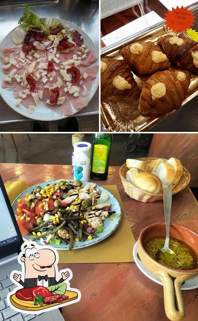 Prenditi i piatti di carne a Dolce Amaro Caffetteria