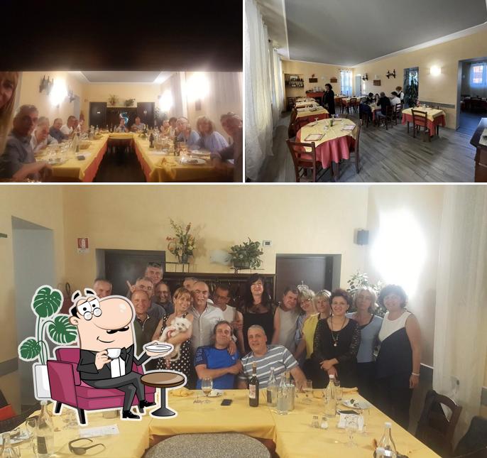 La interni e tavolo da pranzo del ristorante