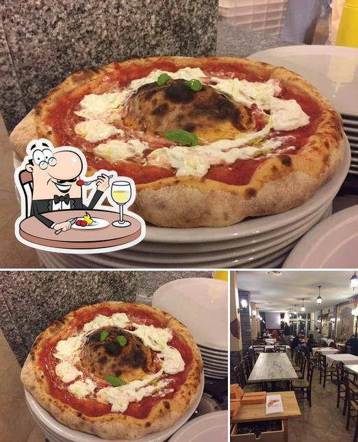 La foto della cibo e interni di Luxury Pizza
