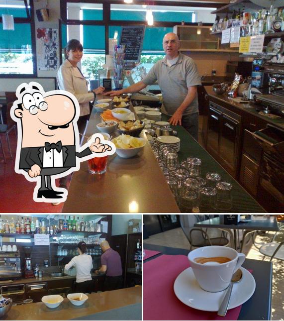 Siediti a un tavolo di Bar 2000 Snack Café