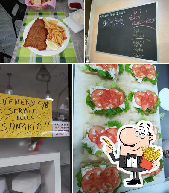Ordina le patatine fritte a Roxy Bar
