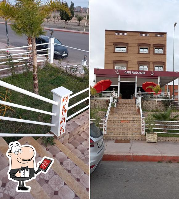Profitez de la vue de l'espace ouvert de Café Riad Assif