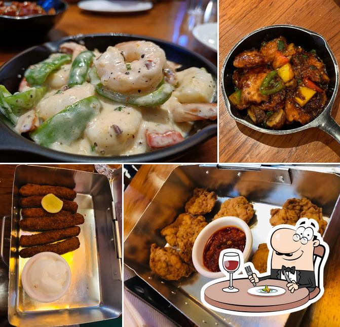 Food at Pop Tate's R-City Mall