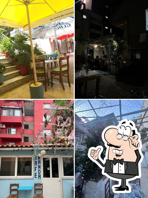 Installez-vous à l'une des tables de Cafe Kanda