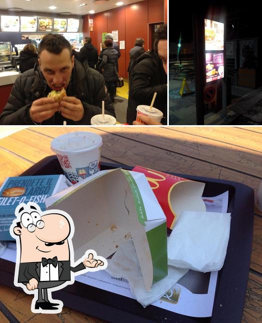 La foto della interni e cibo di McDonald's