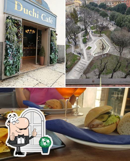 La esterno e cittadini del ristorante