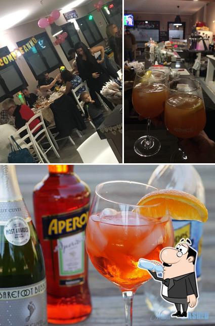 La foto della bevanda e tavolo da pranzo di Bar lume