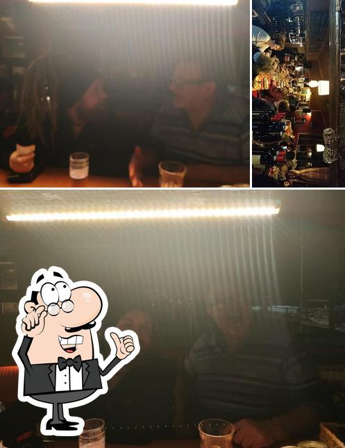 Questa è la foto che mostra la interni e bancone da bar di Chalet Caulera