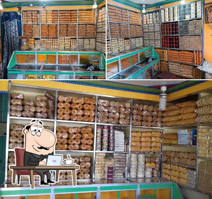 The picture of interior and food at Sri Amman Hot Chips