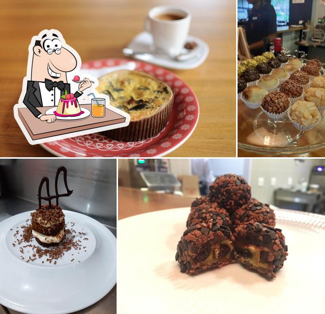 Timo Cucina Vila Olímpia serve uma variedade de sobremesas