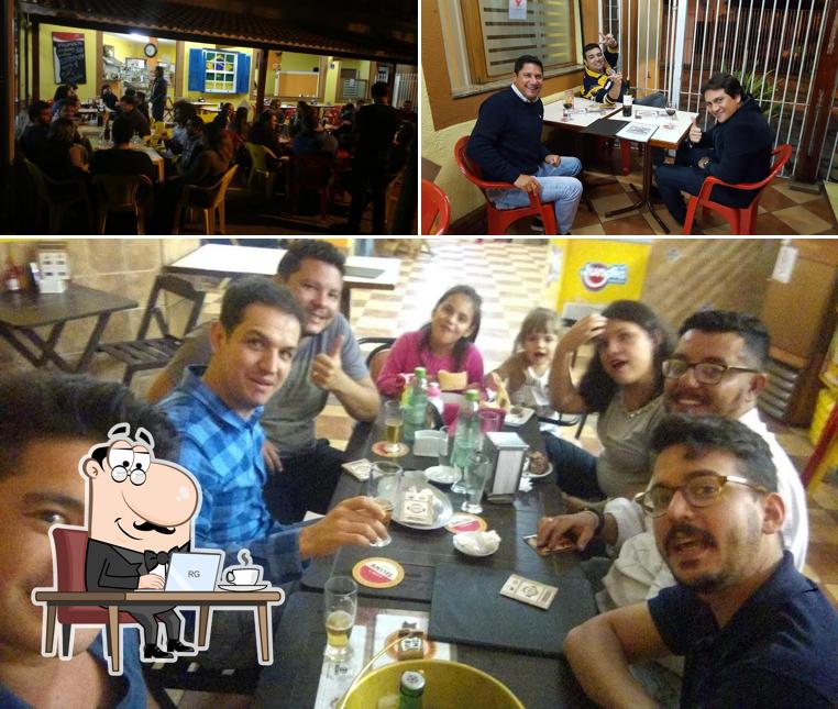 O interior do Bar de Vidro