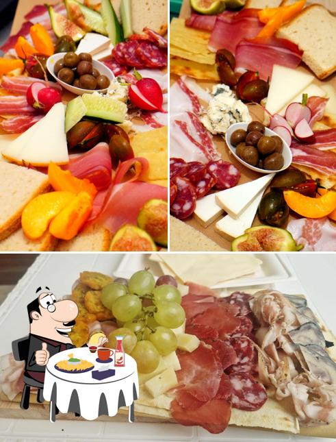 Piatto di formaggi al Enoteca La Cantinetta