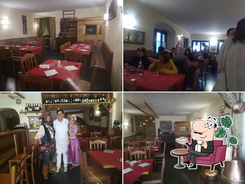 Dai un'occhiata agli interni di pizzeria Da Enzo