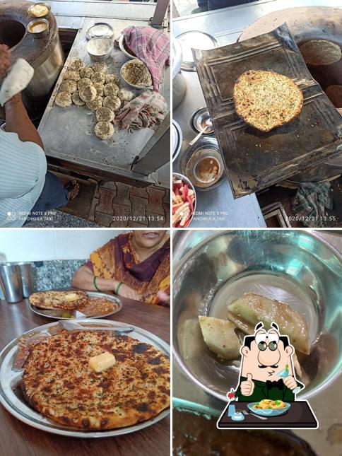 Food at Ravinder Dhaba Spl. Amritsari Tandoori Kulcha