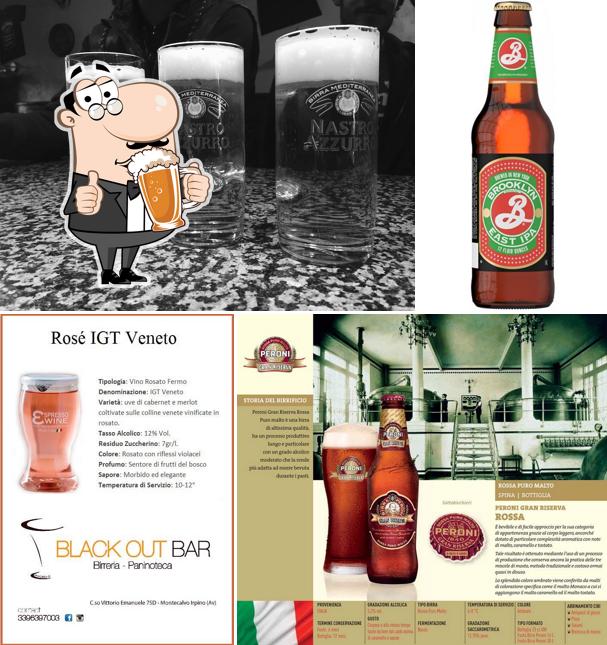 Puoi ordinare un rinfrescante bicchiere di birra chiara o scura