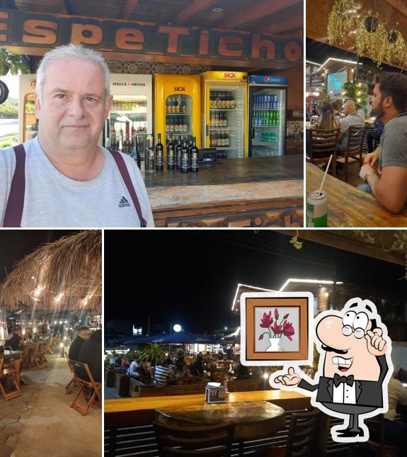 Sente em uma das mesas no ESPETICHO