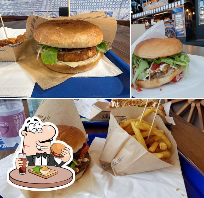 Prova uno dei tipi di hamburger serviti a Löwengrube Wagen Biella