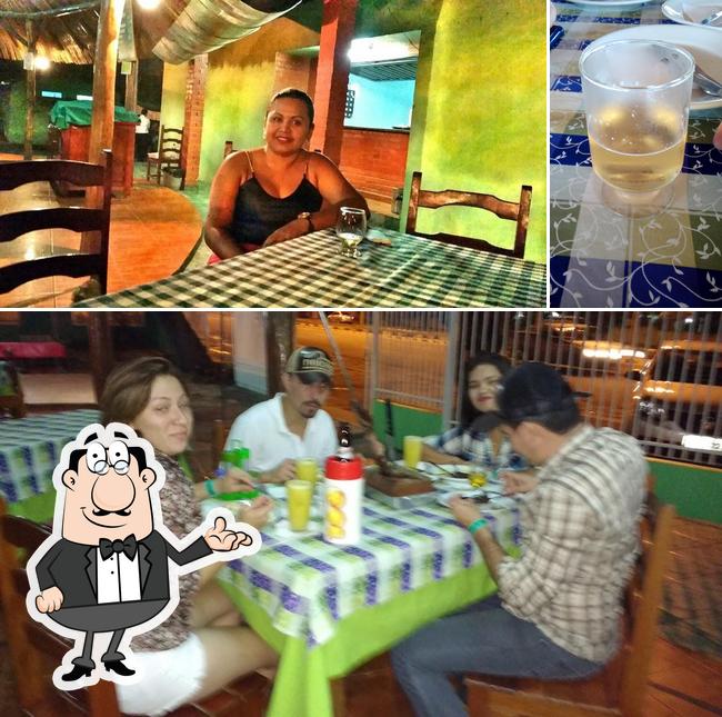 Esta é a ilustração apresentando interior e cerveja no Churrascaria Xurimā
