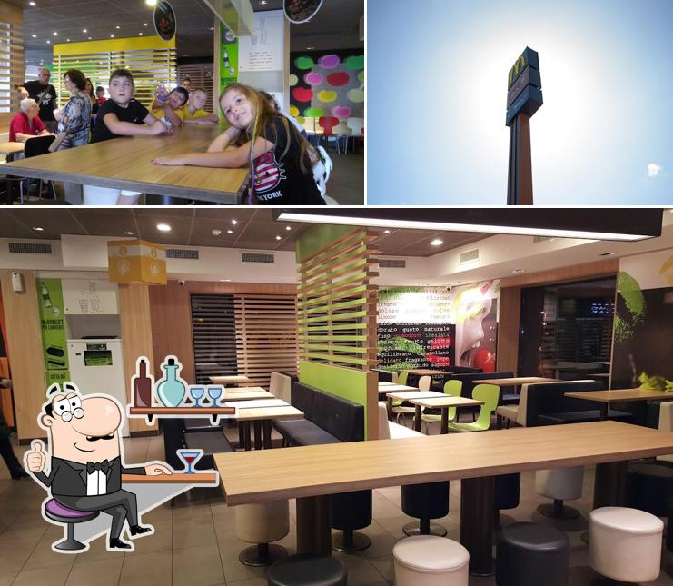 Questa è la foto che raffigura la interni e esterno di McDonald's Monterotondo