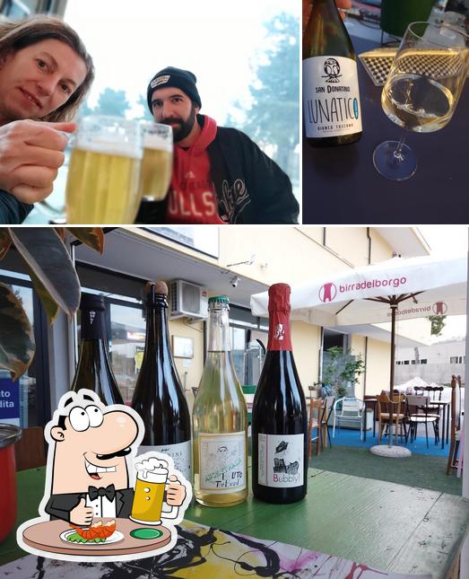 Puoi prenderti un rinfrescante bicchiere di birra chiara o scura