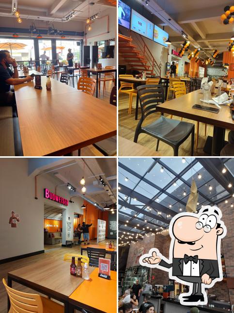 Sente em uma das mesas no Bom Beef Burgers