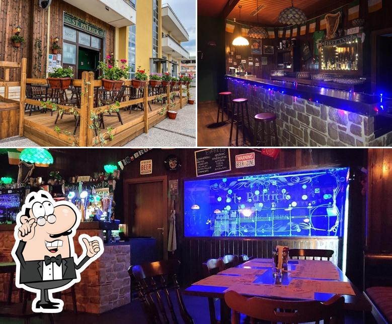 Siediti a un tavolo di St. Patrick Irish Pub