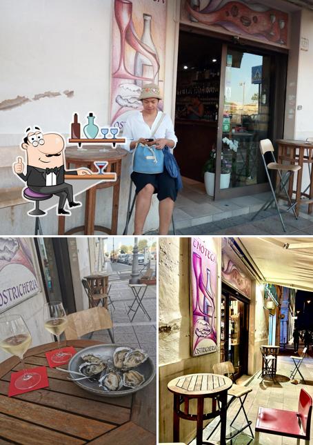 Dai un'occhiata agli interni di Enoteca ostricheria