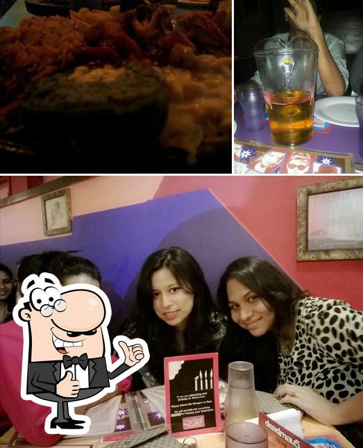 Look at the photo of Poptates