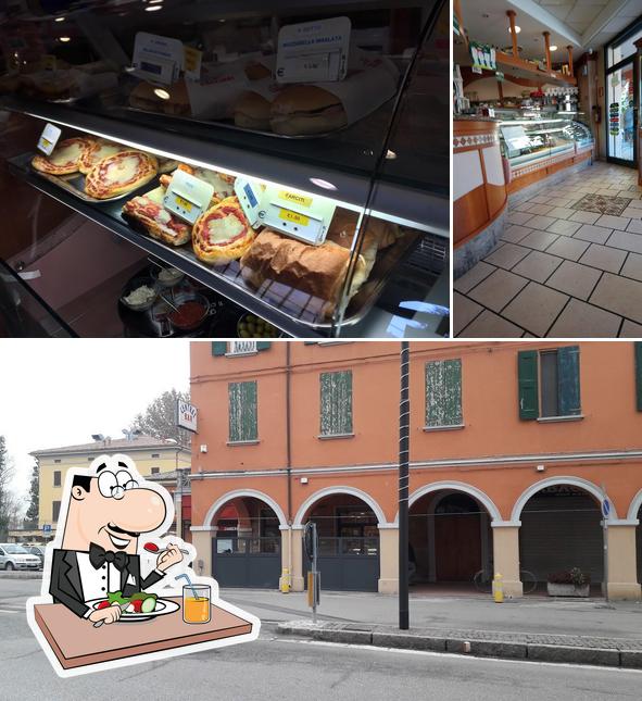 La immagine della cibo e esterno di Central Bar