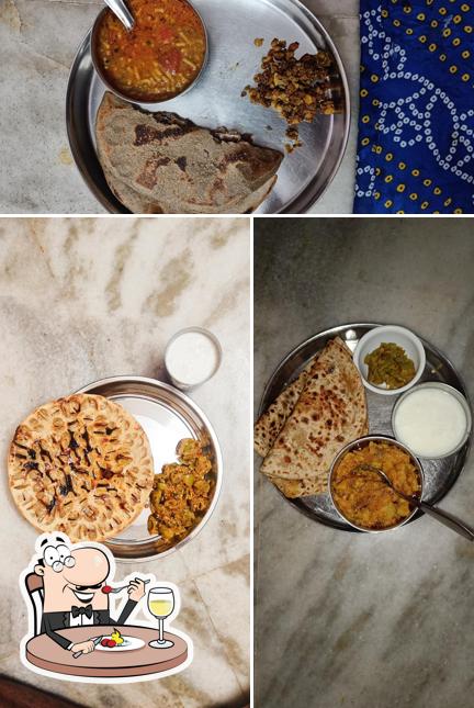 Food at Jmd tiffin center