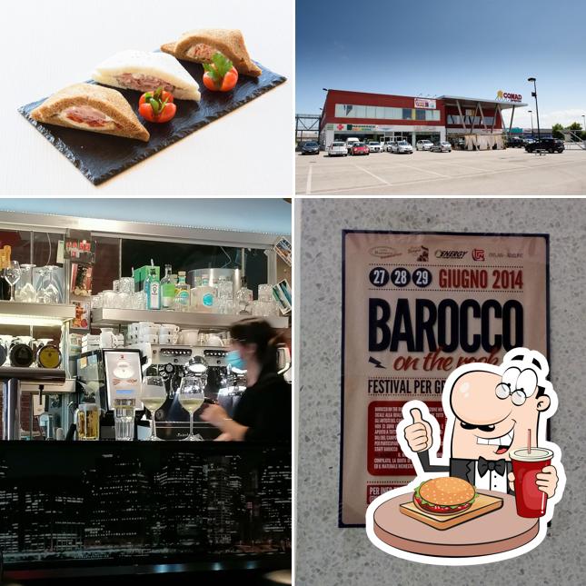Ordina un hamburger a Caffe Barocco revolution
