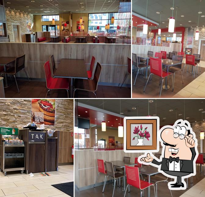 Installez-vous à l'une des tables de Burger King