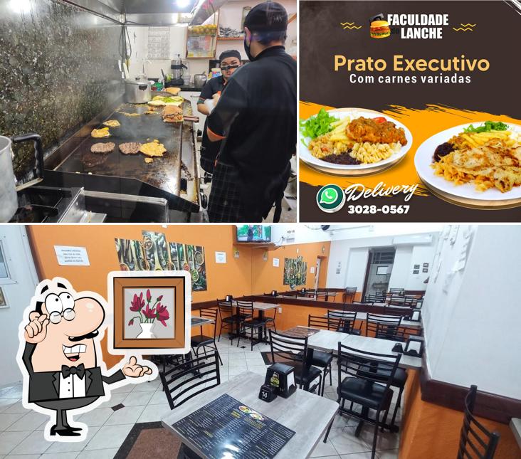 O interior do Faculdade do Lanche