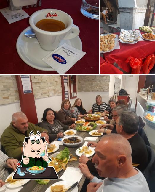 Tra le varie cose da Bar centro si possono trovare la cibo e bevanda