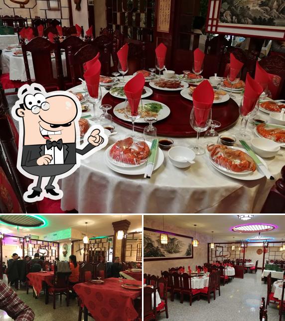 Dai un'occhiata agli interni di 家乐福美食城（antica cina）