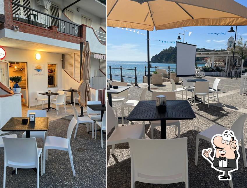 Siediti a un tavolo di Sunrise Bar