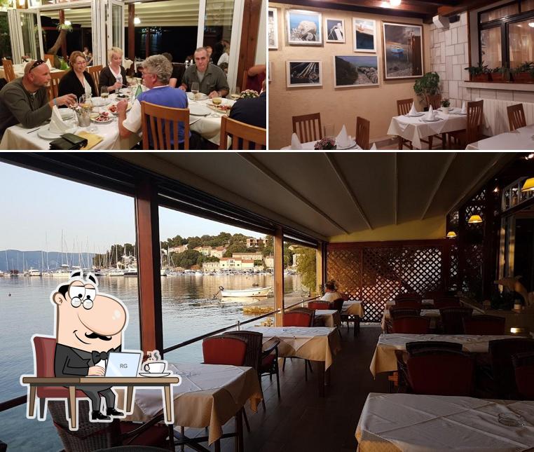 Dai un'occhiata agli interni di Konoba More