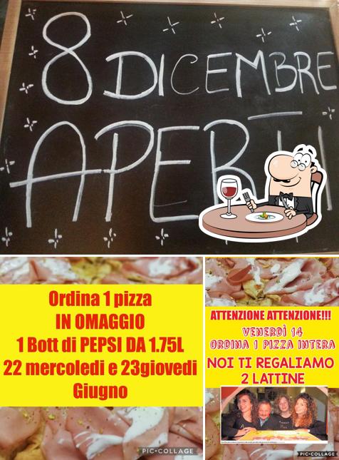 La cibo e lavagna del ristorante