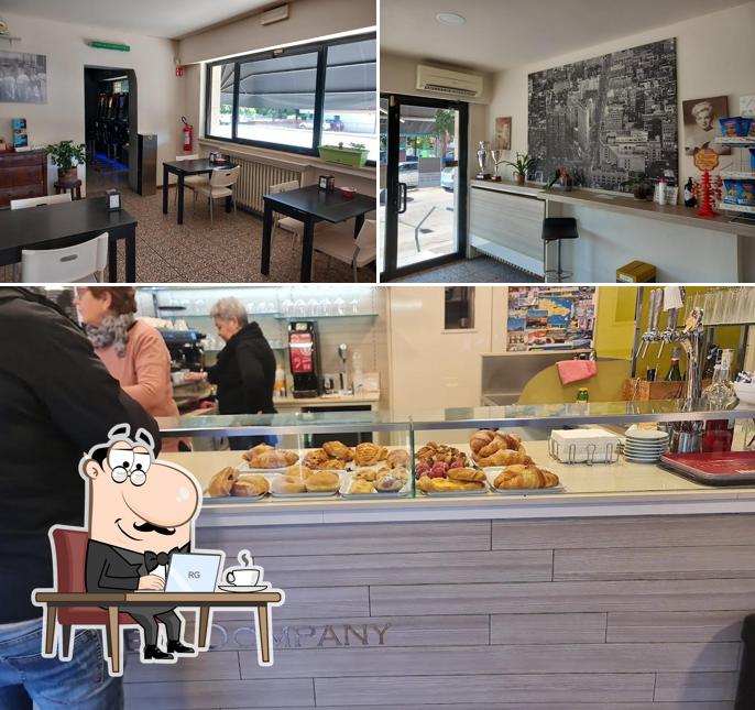 Siediti a un tavolo di Bar Caffè E Company