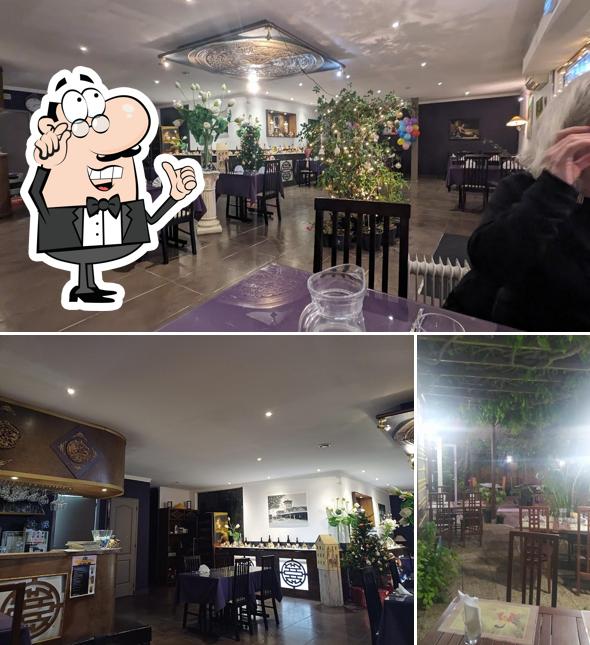 Installez-vous à l'une des tables de Ha Noi Quan Issoudun