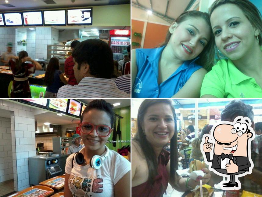 Look at the photo of Giraffas