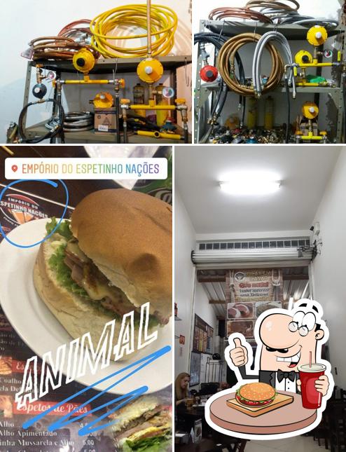 Os hambúrgueres do Empório Do Espetinho Nações irão satisfazer diferentes gostos