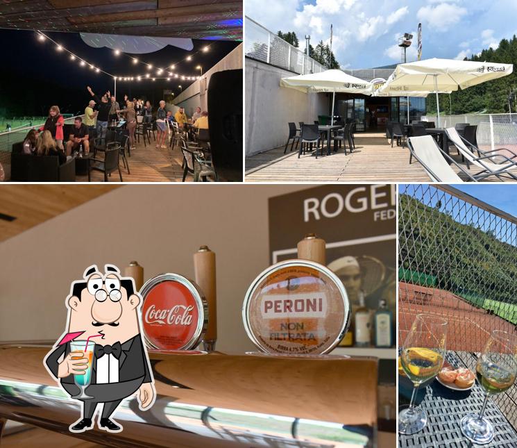 La foto della bevanda e interni di Al Pakstall Tennis Bar (SWING)