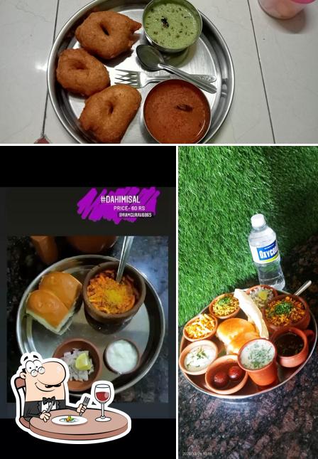 Food at Gurav bandhu misal house 