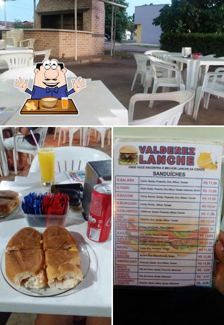 A comida e mesa de jantar do restaurante